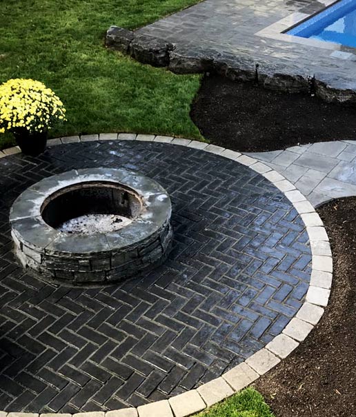 round design of interlock and natural stone for fire pit